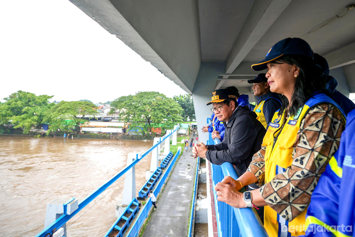 Gubernur DKI Jakarta bersama Wakil Menteri Pekerjaan Umum meninjau Pintu Air Cengkareng Drain