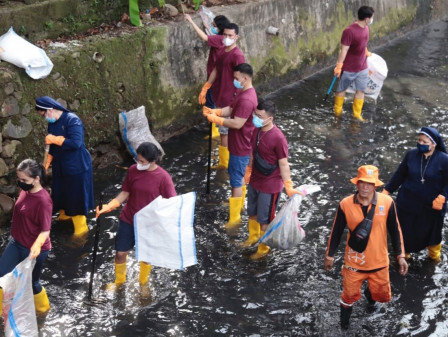 Aksi Bersih-Bersih Kali Sentiong