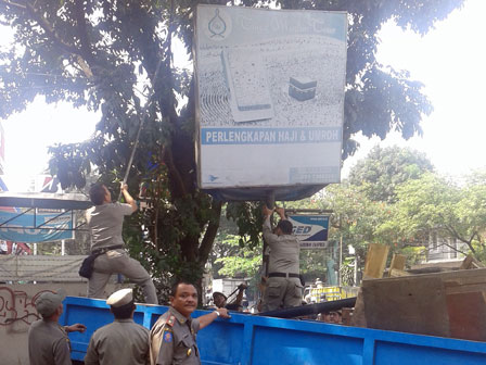  Petugas Kesulitan Bongkar Reklame di Bintaro