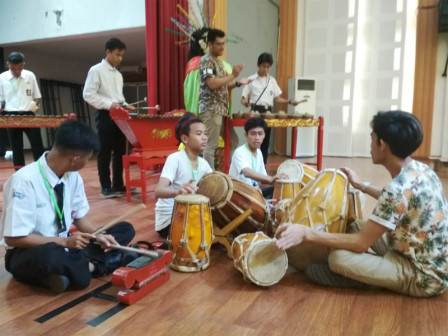  Puluhan Siswa Berlatih Seni Khas Betawi Gambang Kromong 