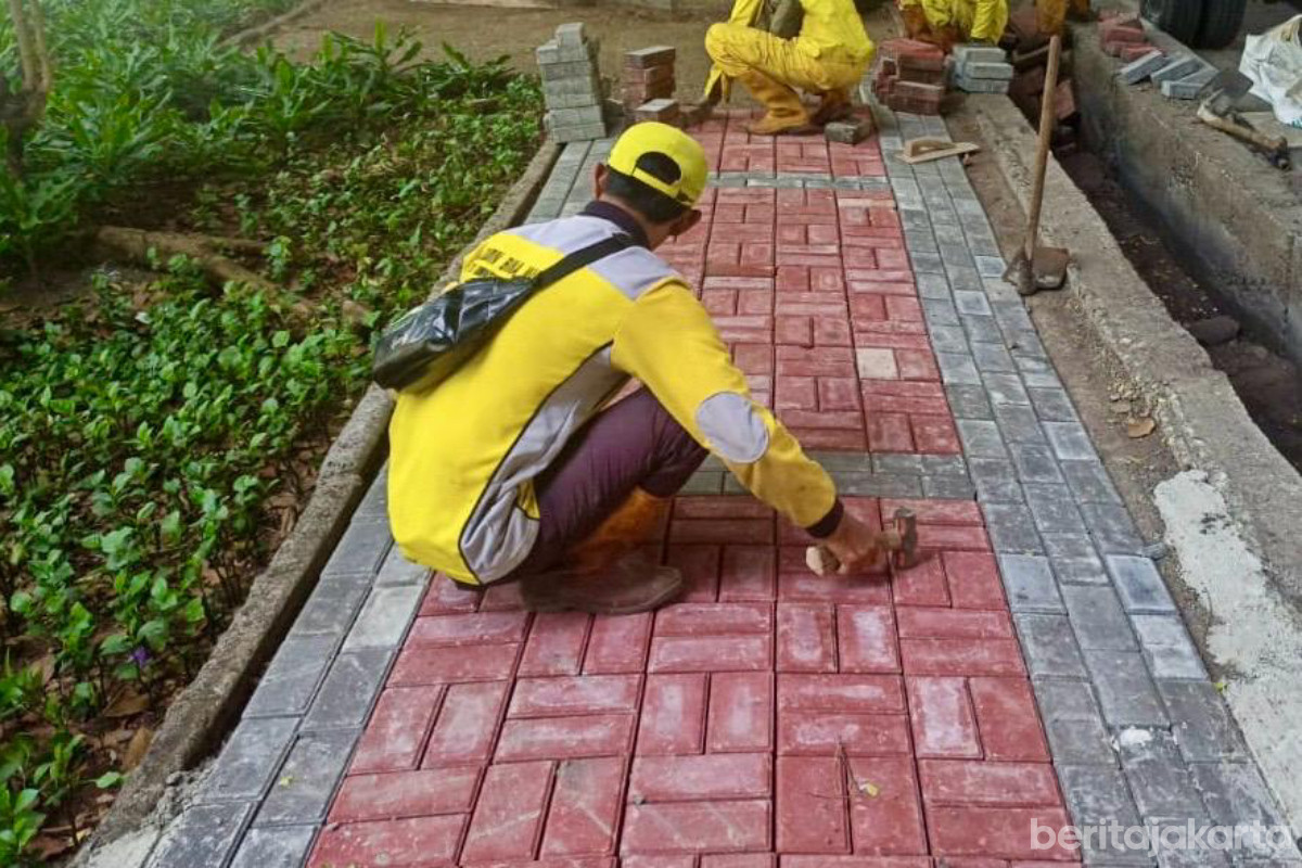 Pemasangan Paving Block Baru di Jalan Yos Sudarso