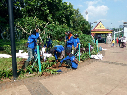 Saluran Air di Sekitar Monas di Bersihkan