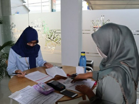Puluhan Karyawan PT FSTJ Terima Kartu Pekerja Dari Bank DKI