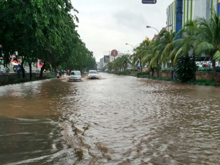        Hujan Deras Jalan di Kawasan Kelapa Gading Tergenang 50 Sentimeter