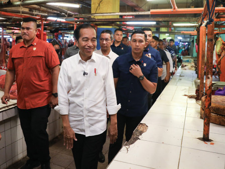  Pj. Gubernur Heru Dampingi Presiden Jokowi Tinjau Harga Kebutuhan Pokok di Pasar Palmerah