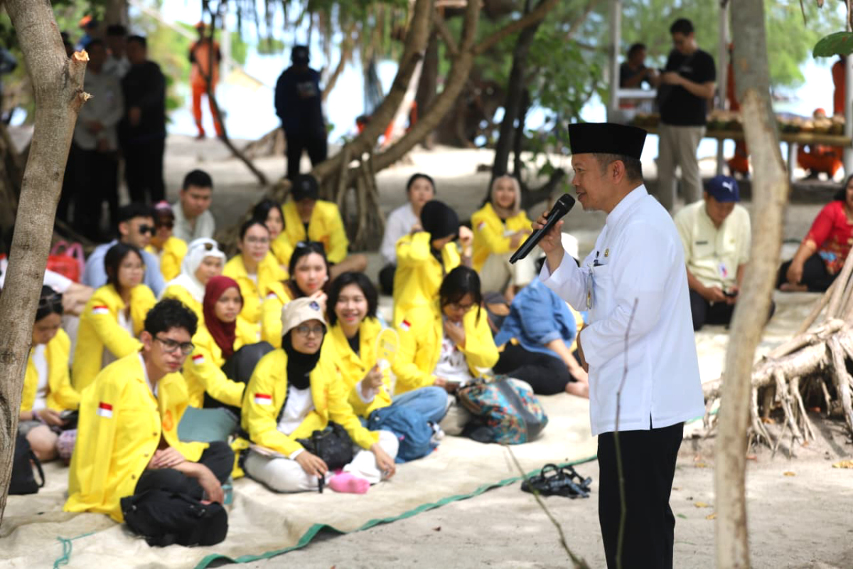 Bupati Kepulauan Seribu mengajak Generasi Muda Peduli Lingkungan