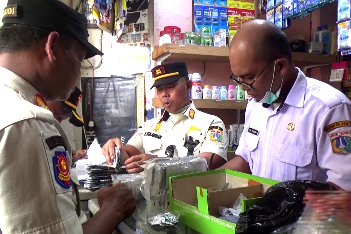Petugas Gabungan melakukan pemeriksaan obat ilegal yang dijual toko kosmetik di Matraman
