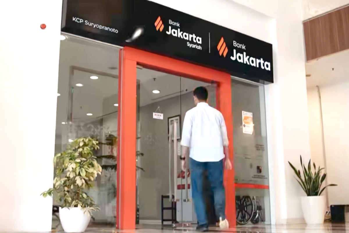 Seorang Nasabah memasuki kantor Bank Jakarta