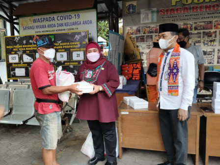 Kelurahan Pela Mampang Bagikan 150 Nasi Kotak Pada Warga di RW 07 