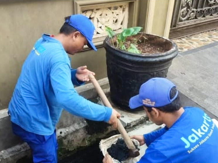 Pasukan Biru SDA Jakpus Kuras Saluran Air di Jalan Kebon Pala III 