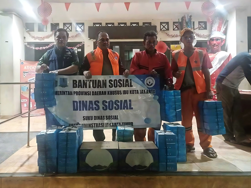 Sudin Sosial dan PMI Jaktim Berikan Bantuan Penyintas Kebakaran Kebon Nanas