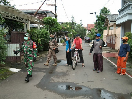 PPSU Pondok Bambu Bantu Penyemprotan Disinfektan di Pemukiman Warga