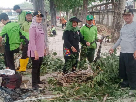  200 Personel Gabungan Kecamatan Tanah Abang Bersihkan Bantaran BKB