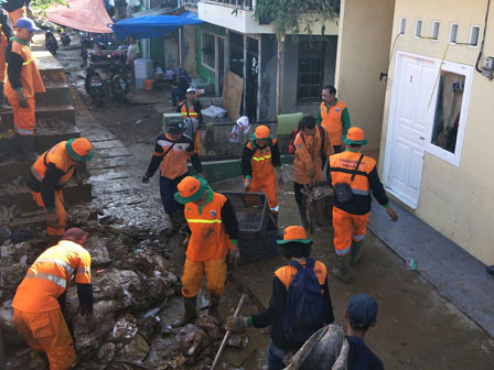  600 Petugas UPK Badan Air Bersihkan Sampah Sisa Banjir 