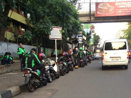  Pangkalan Liar Ojek Aplikasi di Jl Casablanca Dikeluhkan