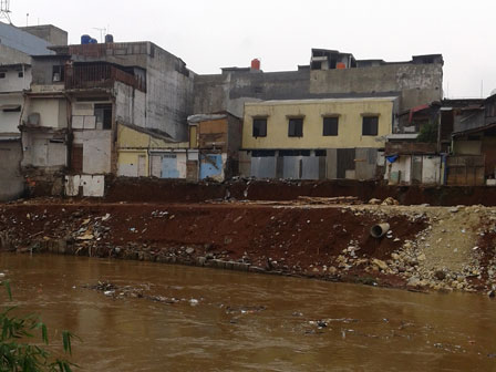  Waspadai Banjir, Warga Yang Tinggal Dibantaran Kali Di Jakse