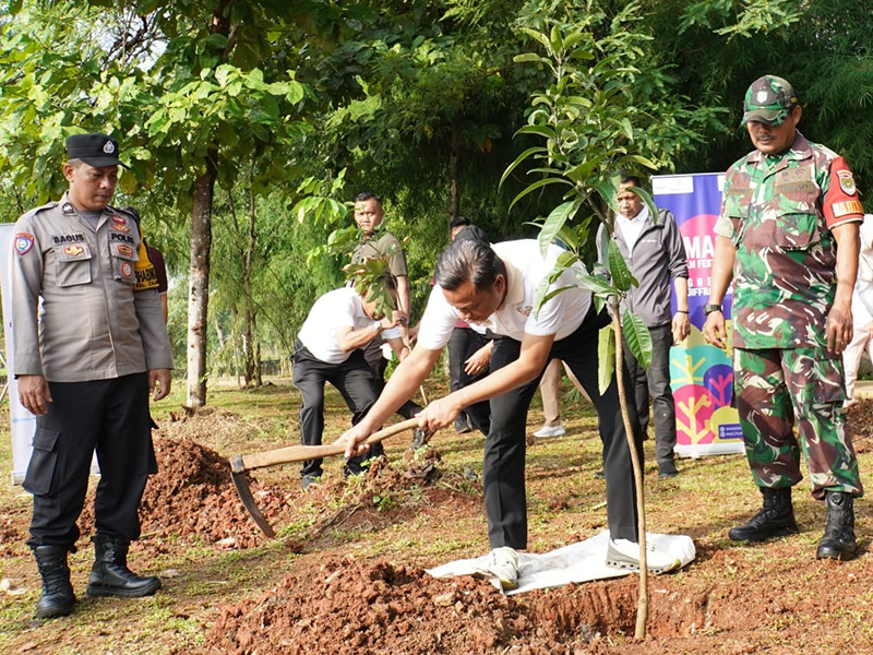 350 Tanaman Produktif Ditaman di Waduk Lebak Bulus