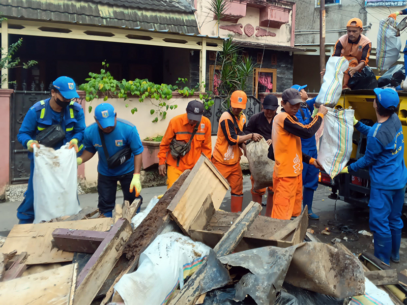  Pembersihan Sampah Sisa Genangan di Cililitan Rampung Hari Ini