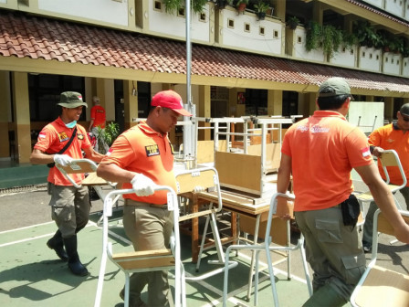 Puluhan Satpol PP Bantu Karbolisasi di SMAN 62 Kramat Jati