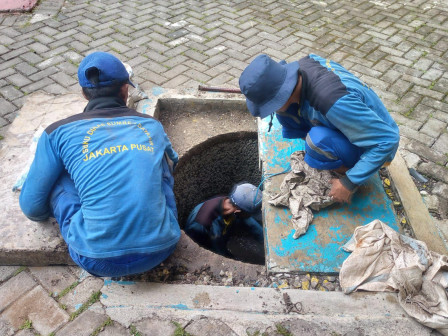 Tiga Sumur Resapan Di SMK Negeri 38 Dikuras 