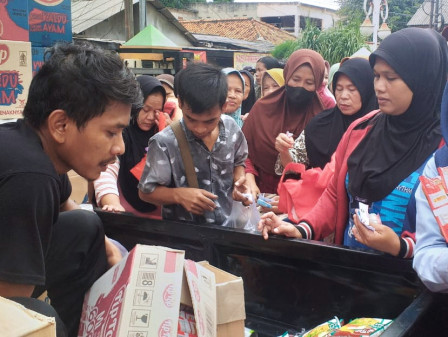 Ribuan Warga Kelurahan Cengkareng Timur Serbu Bazar Murah 