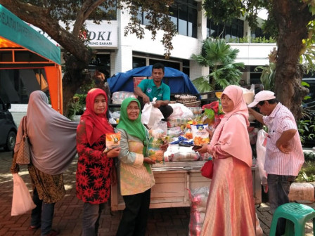  Warga Antusias Ikuti Bazar Pangan Murah Dinas KPKP 
