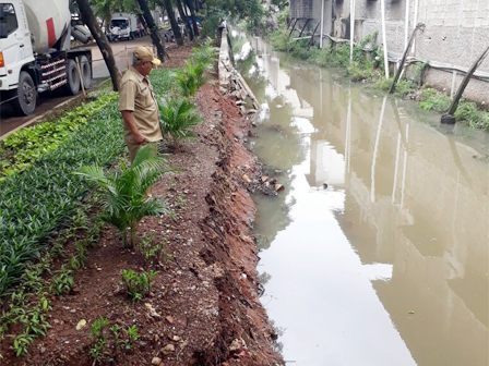 Dua Turap di Kelapa Gading Ambrol