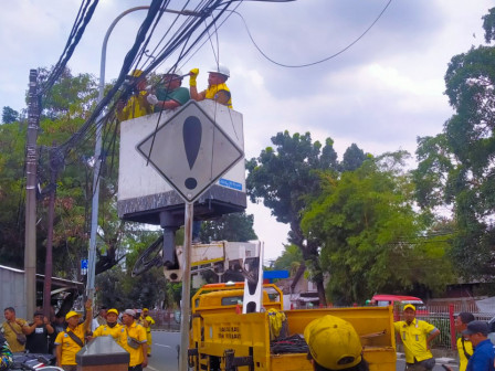 Penertiban Kabel Udara di Jl H Bokir Kramat Jati