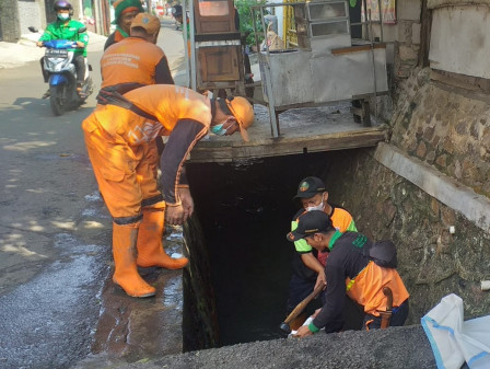 Pengurasan Saluran PHB BI di Jalan Jati Raya Mencapi 50 Persen