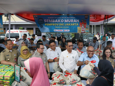  PJ Gubernur Heru Tinjau Penjualan Paket Sembako Murah di Rusun Rorotan