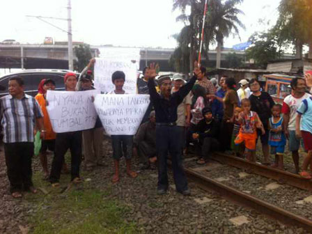 Minta Dibuat Palang Kereta Api Warga Kosambi Demo