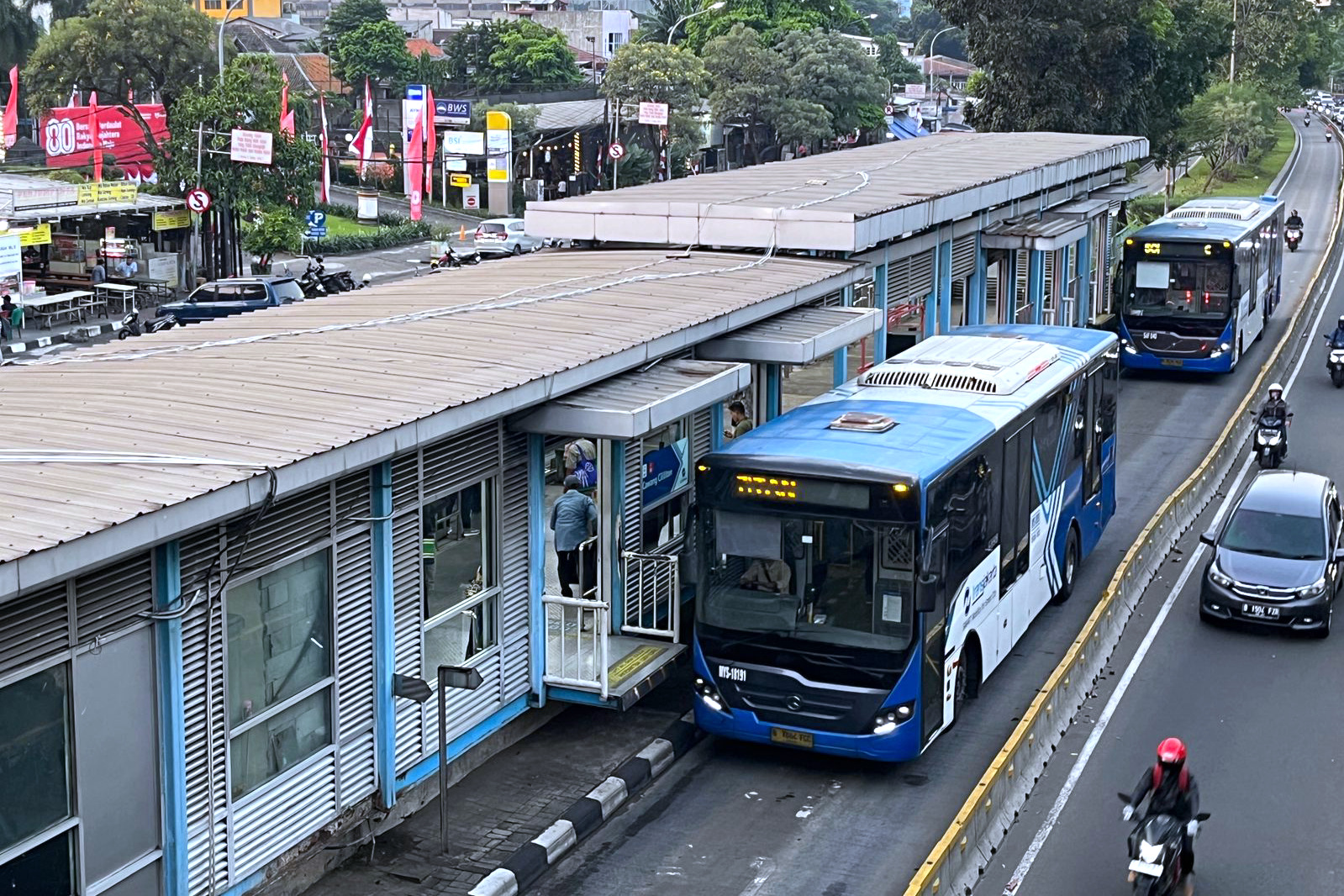 Sejumlah bus Transjakarta sedang menunggu penumpang di halte