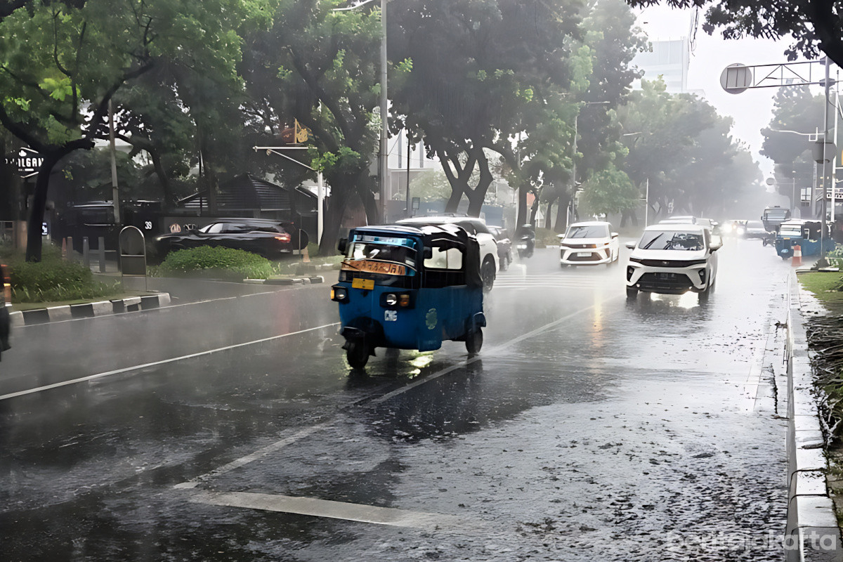 Sejumlah kendaraan melintas ketika cuaca hujan