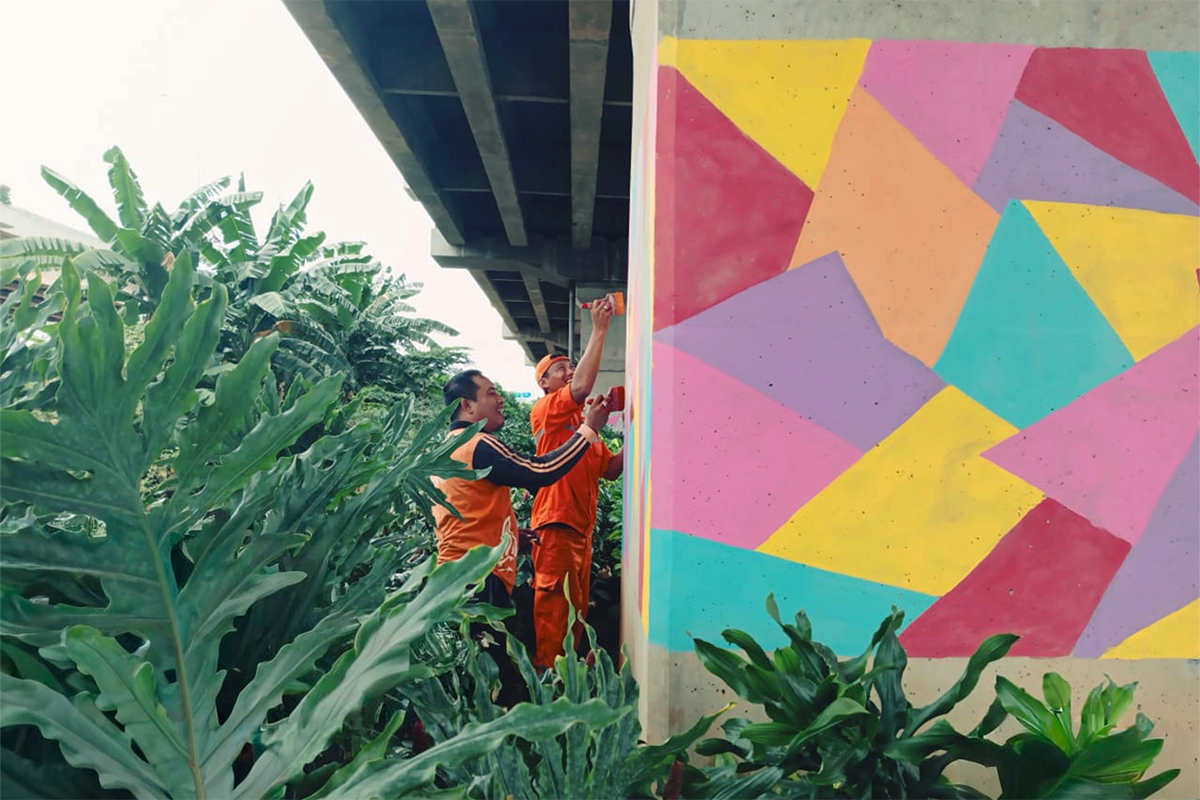 Pilar kolong Tol Becakayu dipercantik mural