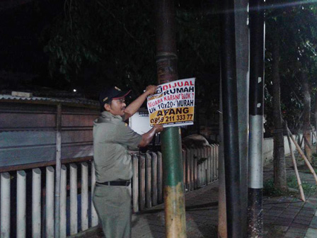        Puluhan Spanduk Liar di Tertibkan di Pluit