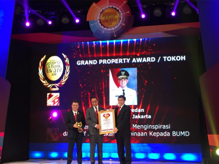 Gubernur DKI jakarta Terima Penghargaan Grand Property Award/ Tokoh 