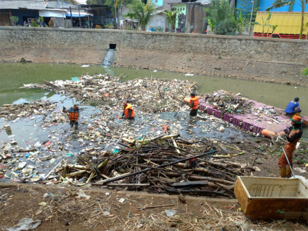 Sampah di Kali Angke dan Bendungan Polor di Angkut
