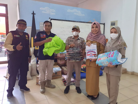 Sudinsos Jaktim Berikan Bantuan Korban Kebakaran di Bidara Cina 