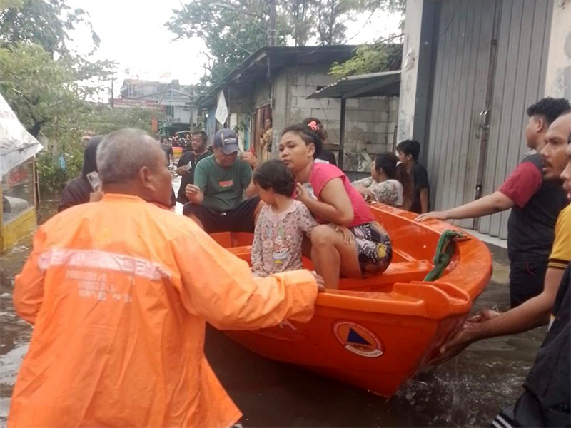  PPSU Evakuasi Warga Terdampak Banjir di Pegangsaan Dua