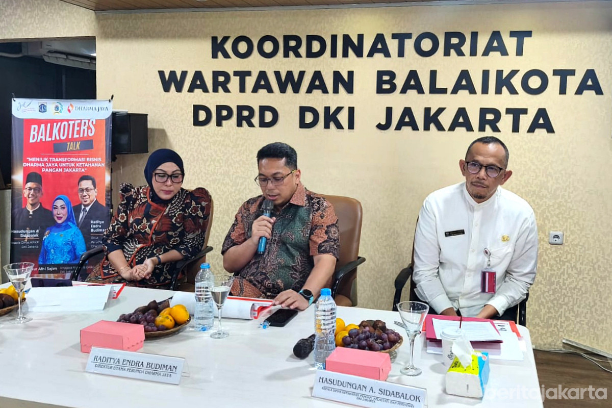Dirut Perumda Dharma Jaya (tengah) menyampaikan materi dalam forum Balkoters Talk di Balaikota