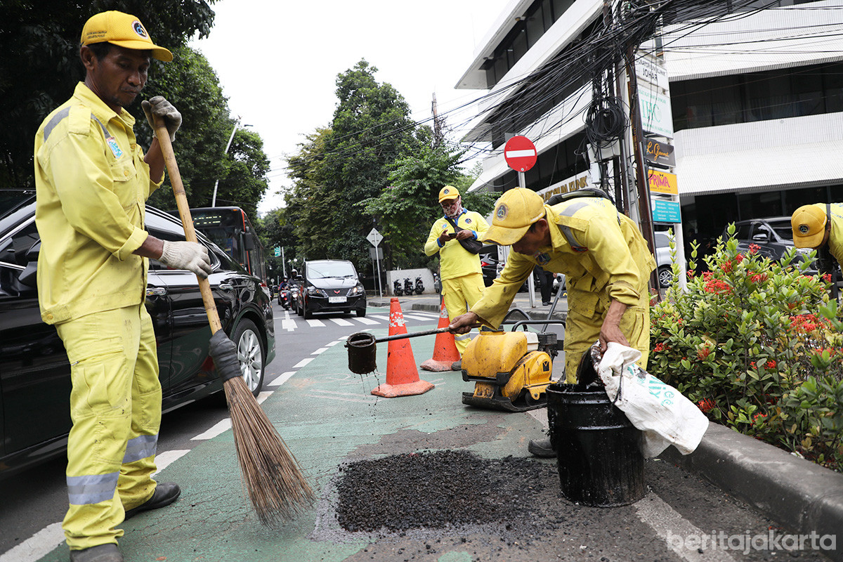 Perbaikan jalan rusak di Jakarta Pusat