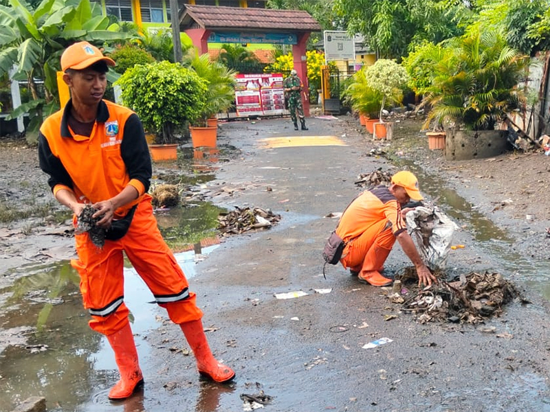  PPSU Kembangan Selatan Bantu Bersihkan Lingkungan Warga Pascagenangan