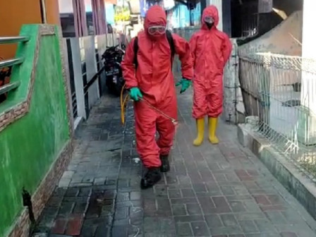 Lima Personil Gulkarmat Dikerahkan Disinfeksi Lingkungan Warga Pulau Kelapa 