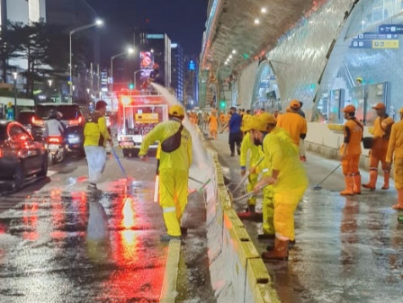 Petugas Gabungan Bersihkan Jalur Transjakarta di Sudirman