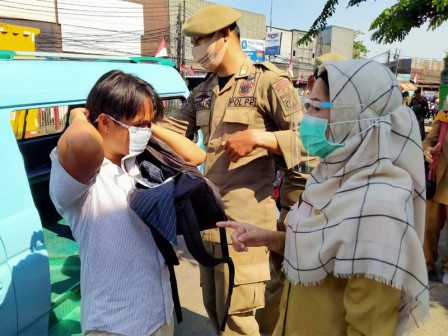 Puluhan Petugas Gabungan Gelar PSBB Plus Bagi-bagi Masker di Kramat Jati