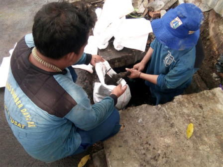  Pengerjaan Pengerukan Saluran di Jalan Kebon Sirih Barat I Capai 50 persen