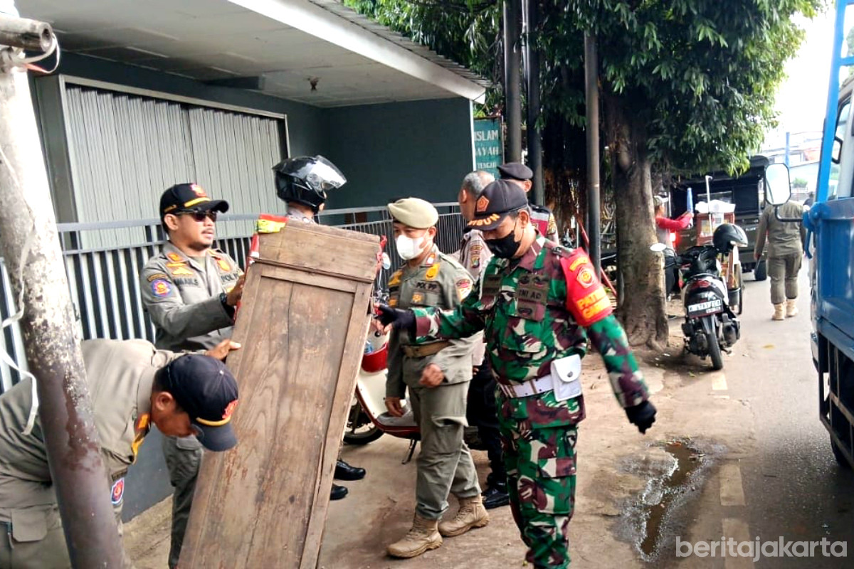 Petugas Gabungan melakukan Razia PKL di Kramat Jati
