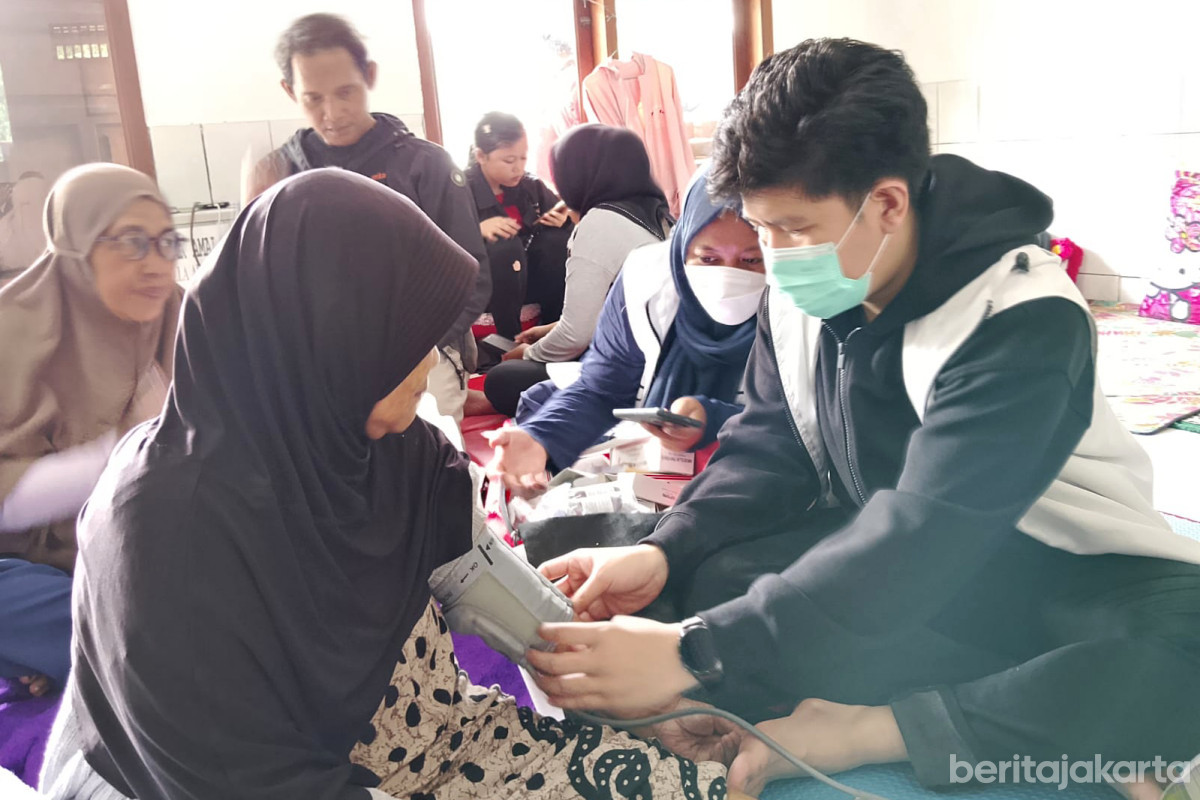 Petugas Periksa Kesehatan di Lokasi Pengungsian 