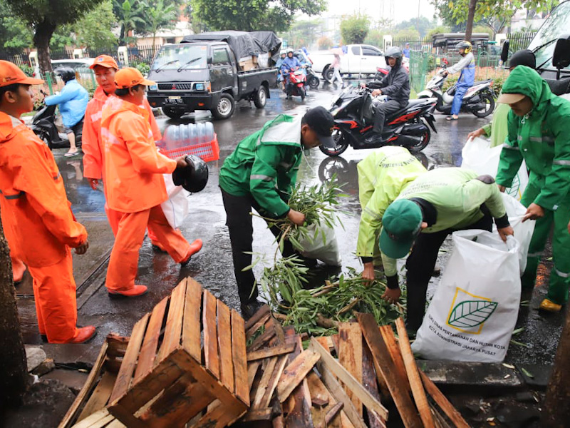 Ratusan Personel Gabungan Pemkot Jakpus Dikerahkan Menertibkan Jalan Bungur Raya