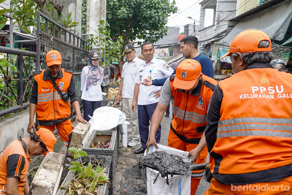 Petugas gabungan melakukan penertiban di Galur, Johar Baru, Jakarta Pusat